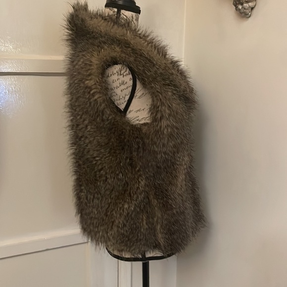 Faux fur vest - Picture 4 of 10